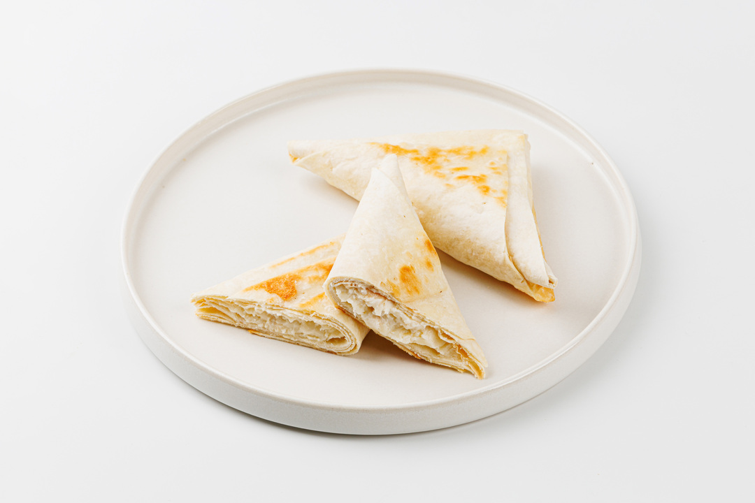 Конвертики с подкопченой курицей и сыром