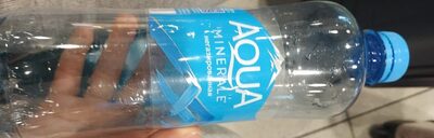 Agua aqua minerale без газа смотка на витрине